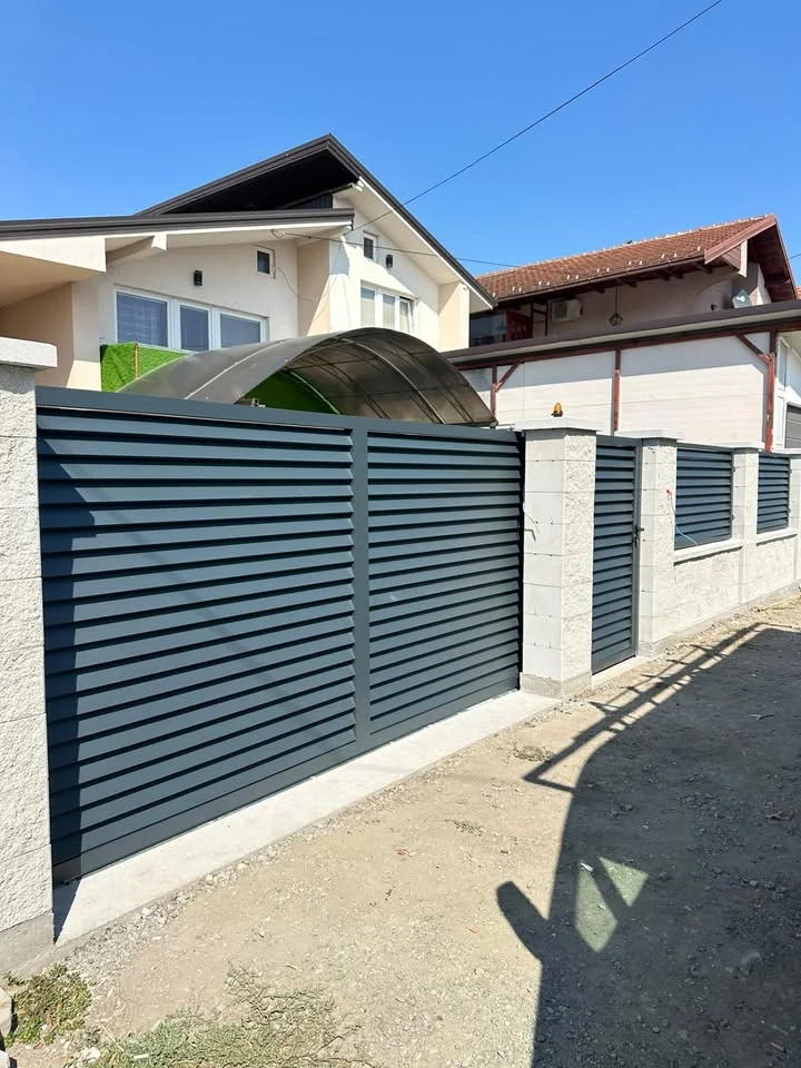 Duga aluminijumska ograda duž ulice sa horizontalnim profilima