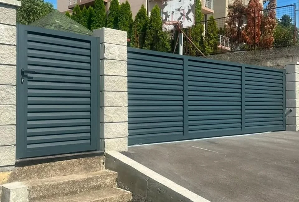 Ograda sa horizontalnim profilima
